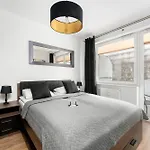 Przytulne Z Balkonem W Centrum Blisko Plazy By Renters Apartment